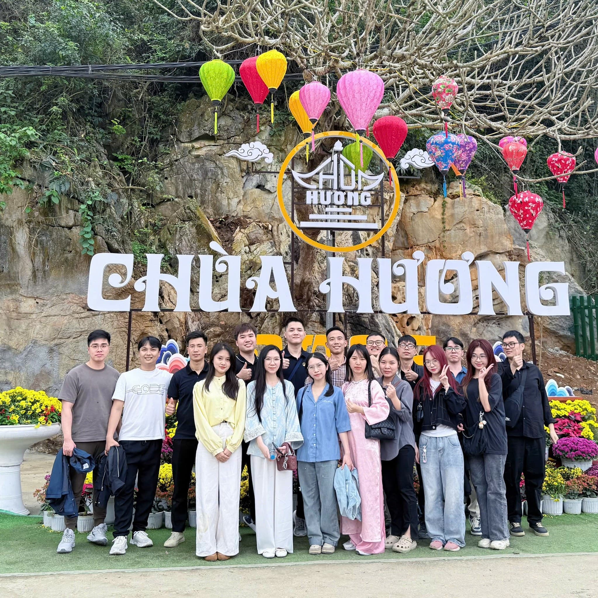 🌸 AHV HOLDING – HÀNH HƯƠNG CHÙA HƯƠNG ĐẦU XUÂN